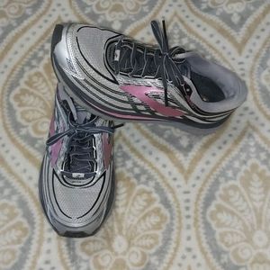 BROOKS ATHLETIC SHOES SIZE 11